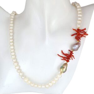 Collier di perle coltivata dei mari del sud con chiusura in oro giallo 18kt e con corallo