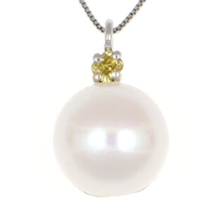 Collana con pendente in oro 18kt con diamante e perla.